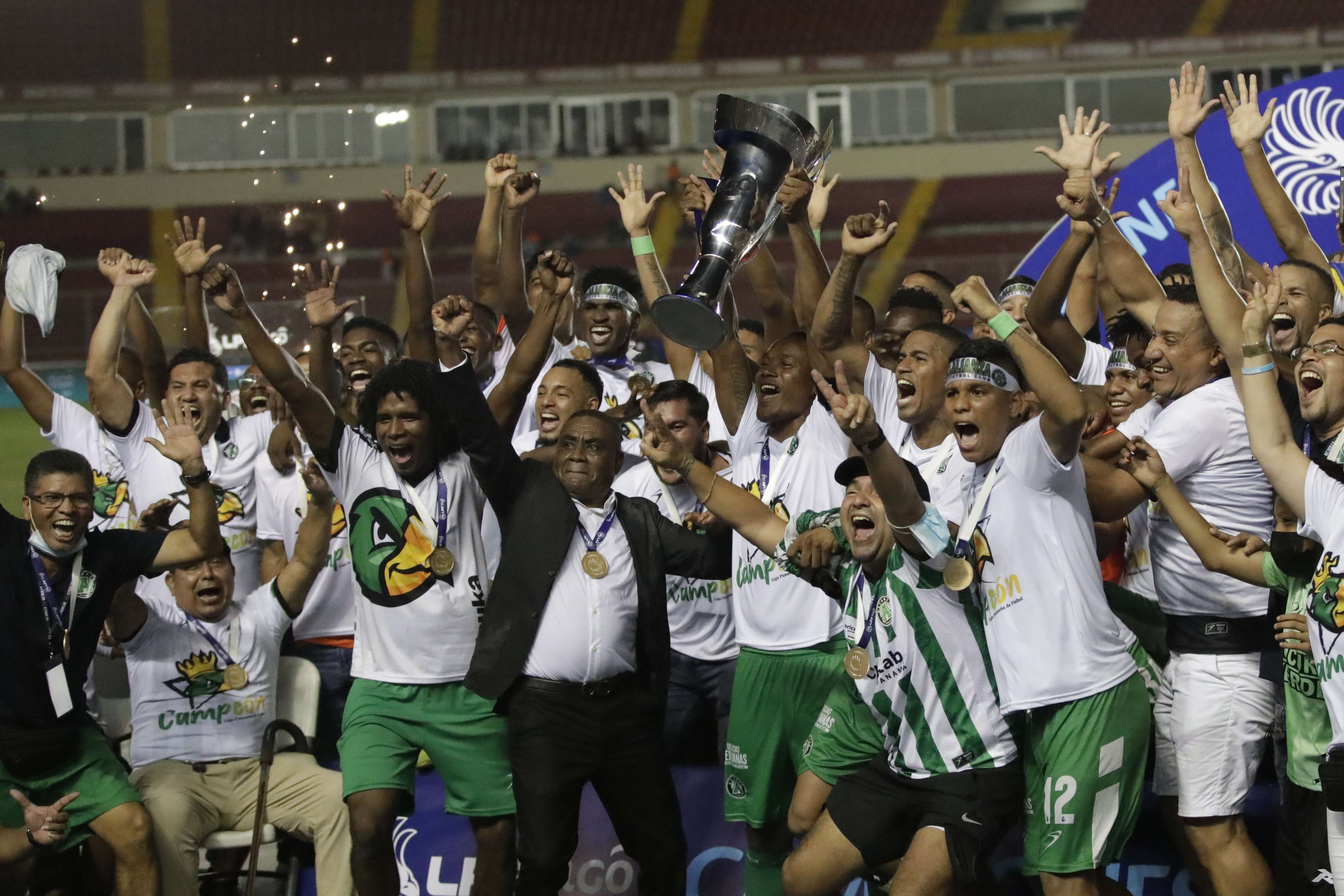 Los jugadores del Alianza FC festejan con la copa. /Foto: EFE