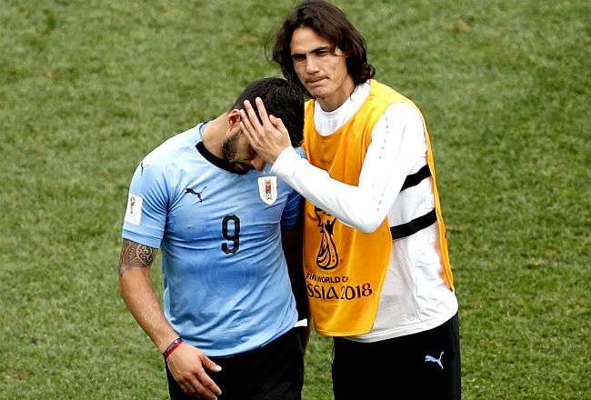 El jugador Luis Suárez (izq) junto a su compañero Edinson Cavani. Foto: EFE