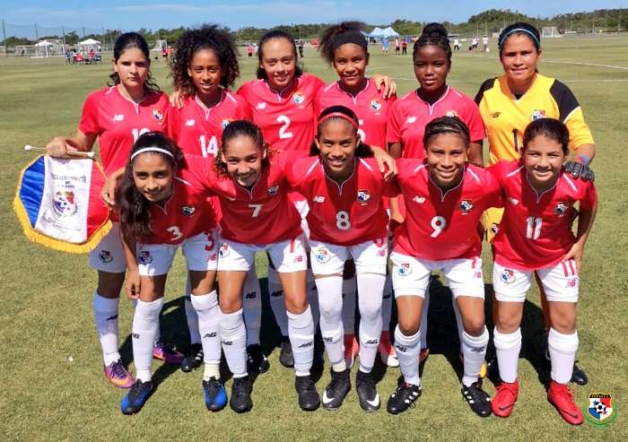 Las niñas de la selección sub-15 en la tradicional foto antes del partido./FEPAFUT