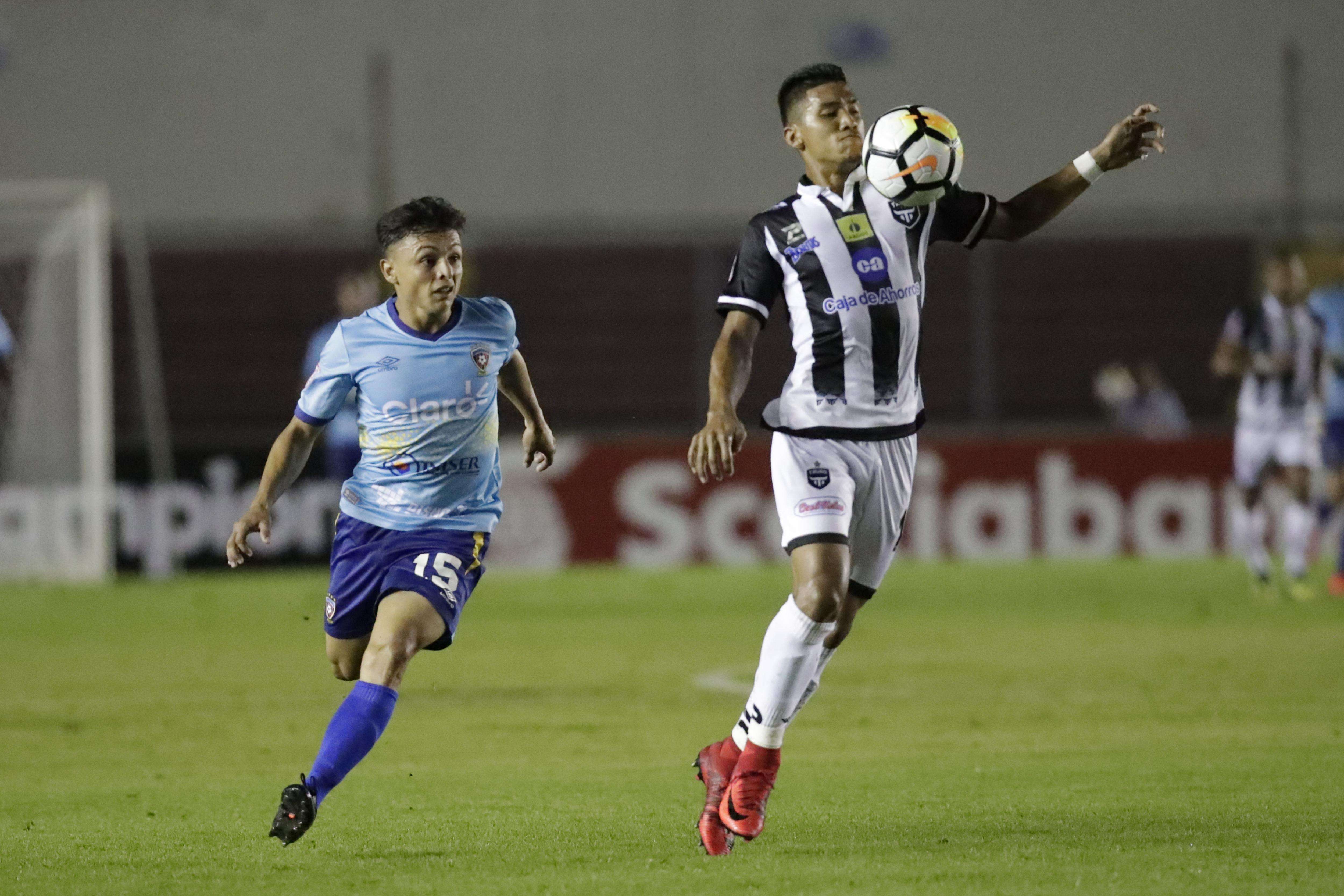 Jorge Gutiérrez (d), del Tauro FC, disputa un balón con Cristhian Flores (i) del Walter Ferretti de Nicaragua. /EFE