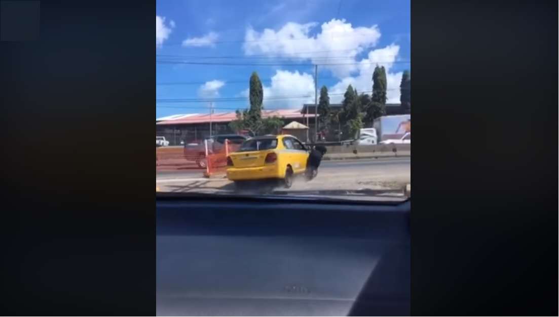 Vista general del momento en que un taxi atropella una mujer policía en la Chorrera. Captura de video