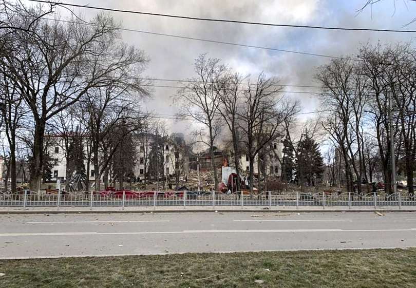 Vista del  teatro de Mariupol bombardeado por las tropas rusas el 16 de marzo. EFE