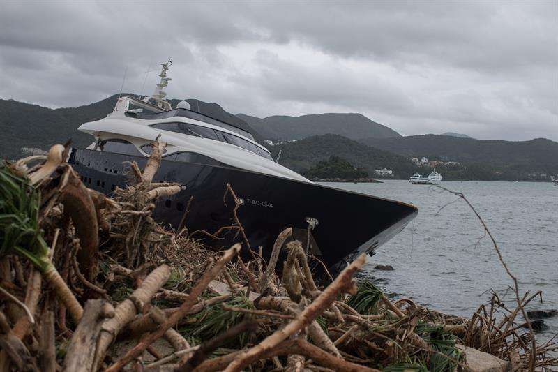 Destrozos tras el paso del tifón Mangkhut en Hong Kong (China) hoy, 17 de septiembre de 2018. EFE