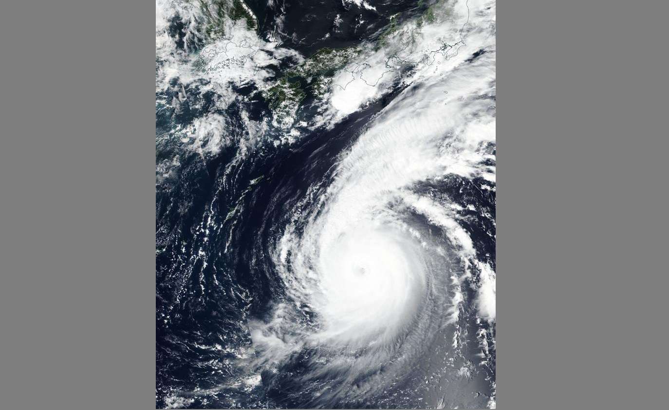  Imagen de satélite facilitada por la NASA que muestra el tifón Jebi que se aproxima a Japón el 2 de septiembre de 2018. EFE