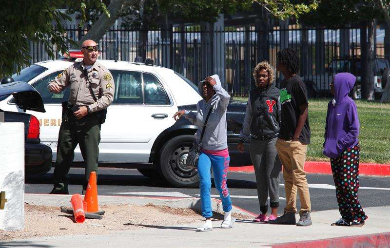 Una pelea entre dos estudiantes acabó hoy con un herido y un detenido en un tiroteo ocurrido en una escuela de Palmdale, al norte de Los Ángeles, EE.UU. Foto: EFE