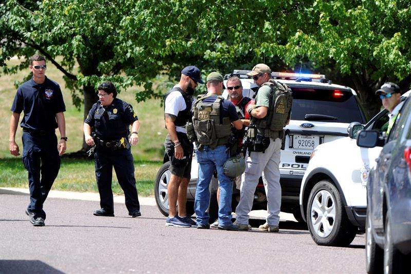Autoridades de cuatro agencias policiales resguardan el área cercana a un tiroteo hoy, martes 3 de julio de 2018, en Kansas City (EE.UU.). EFE