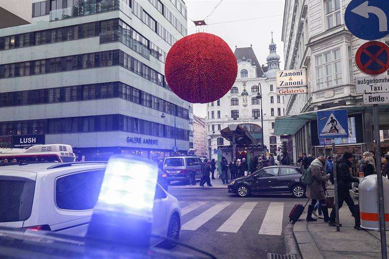  Agentes de policía permanecen en guardia en el lugar de un tiroteo en el centro de Viena, Austria. EFE