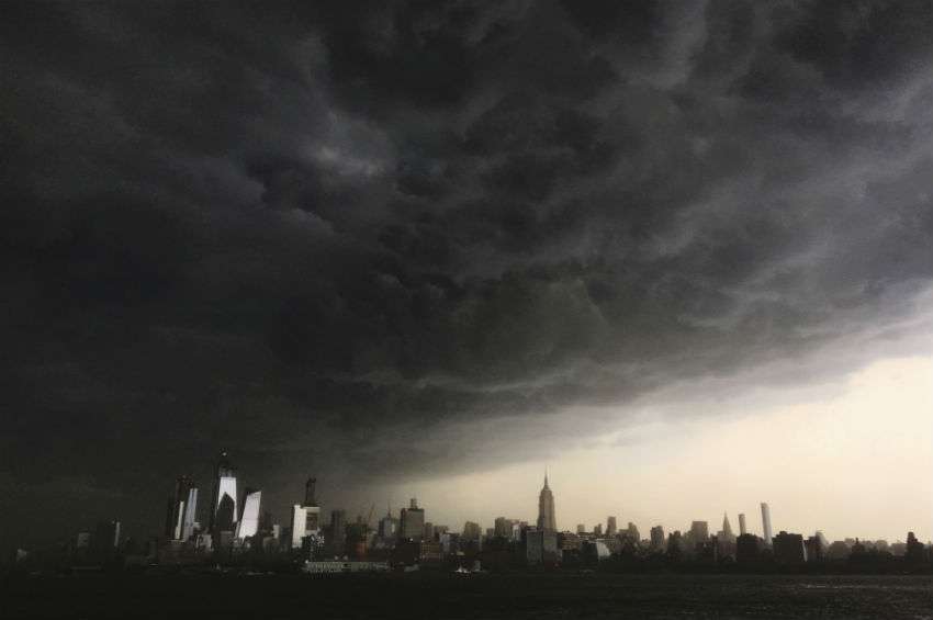 Una línea de fuertes tormentas empujó a través de la ciudad de Nueva York e interrumpió gravemente el viaje de la tarde, dejando varados a miles de jinetes. Foto AP