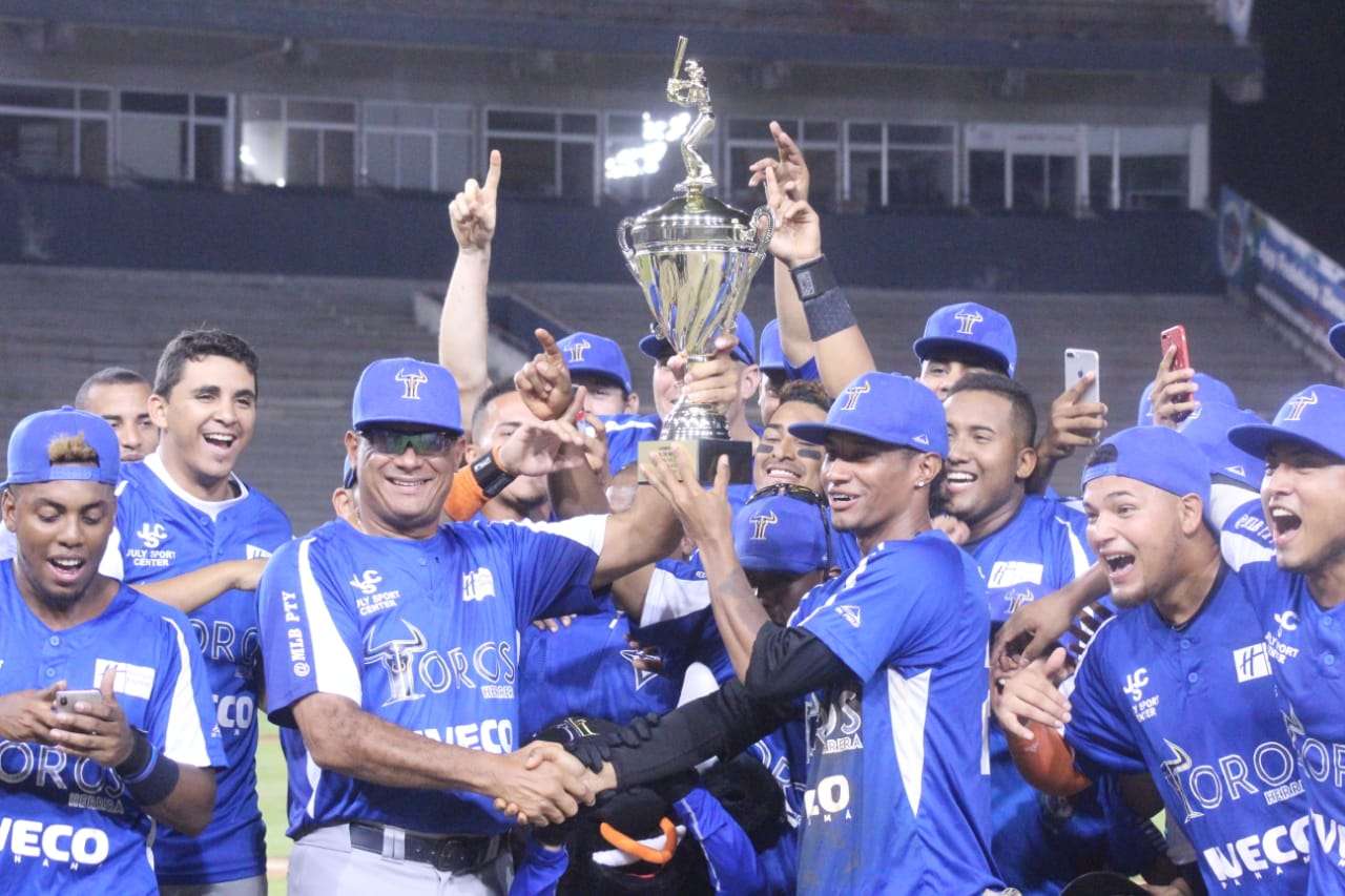 Los Toros de Herrera con el trofeo de campeón. Foto: Cortesía