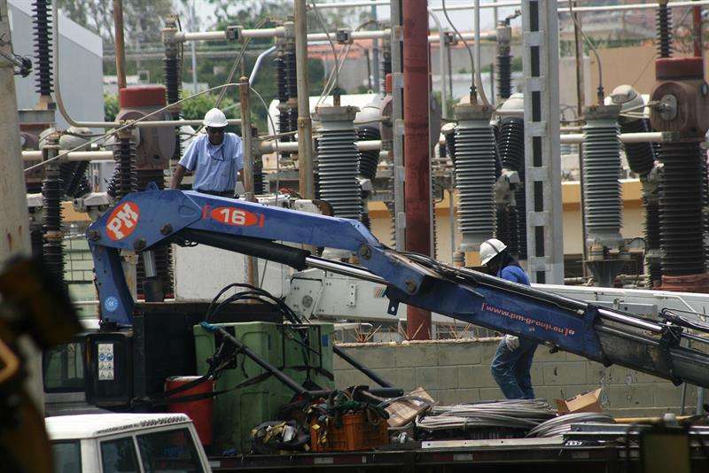 Trabajadores de la Corporación Eléctrica Nacional (Corpoelec) de Venezuela trabajan en la recuperación de la normalidad en una de las subestaciones de la planta. EFE