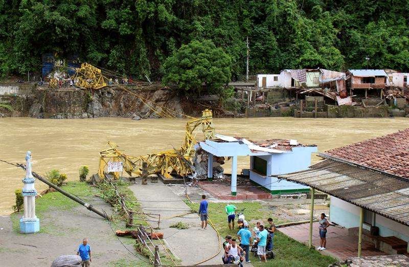 Un ejército de trabajadores intenta evitar una tragedia en una hidroeléctrica colombiana Fotografía de la inundación causada por el río Cauca el domingo 13 de mayo de 2018, a la altura del corregimiento de Puerto Valdivia (Colombia). EFE