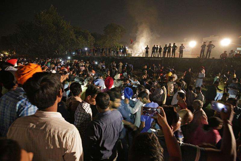 Cientos de personas acuden al lugar de un accidente de tren en Amritsar (India) hoy, 19 de octubre del 2018.  EFE