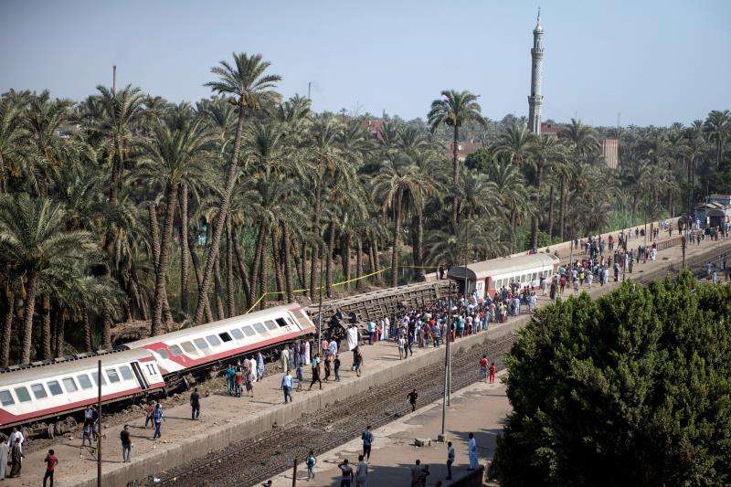Vista de los tres vagones del tren, que se dirigía hacia la provincia meridional de Qena, tras descarrilar a las afueras de Giza (Egipto), hoy, 13 de julio de 2018. EFE
