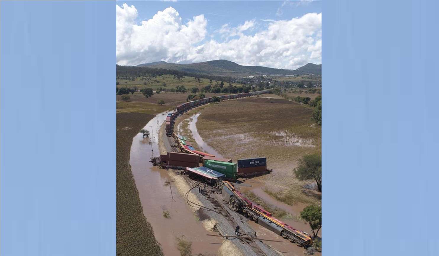 Un tren de la Kansas City Southern se observa descarrilado en el tramo de Morelia-Charo, tras las intensas lluvias que las tormentas afectan a México y el huracán Willa. EFE