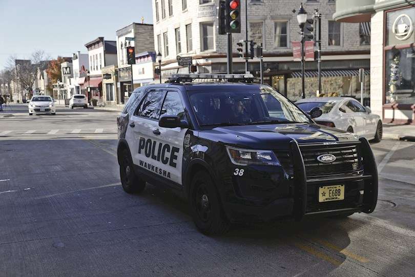 La policía recoge evidencias, este 22 de noviembre de 2021, en Main Street, donde hubo un atropello durante un desfile navideño en la ciudad de Waukesha, Wisconsin. EFE