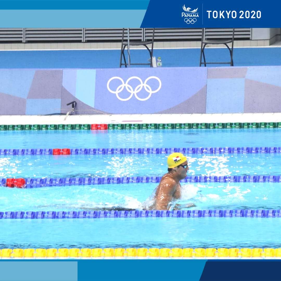 Tyler Christianson durante la participación en su heat eliminatorio de los 200 metros pecho en los Juegos Olímpicos de Tokio.
