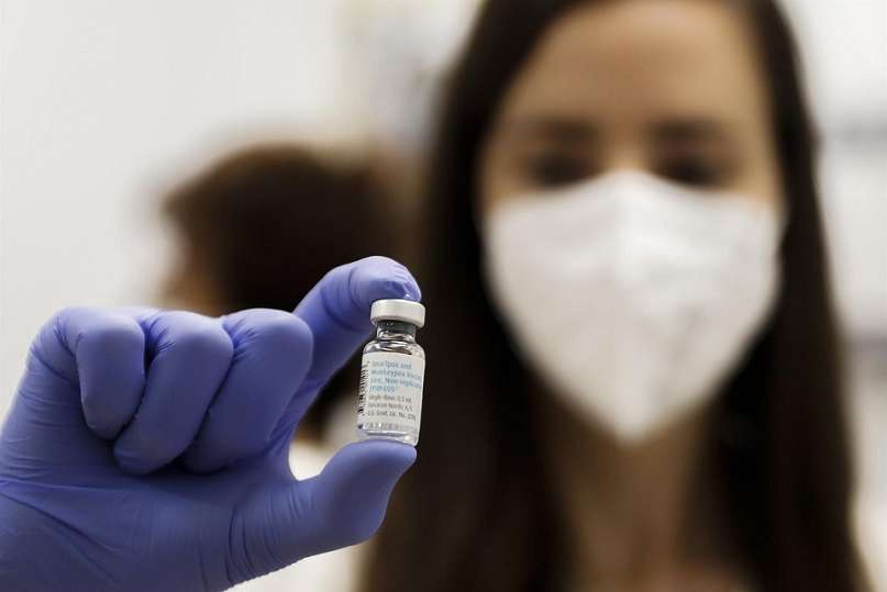 Una enfermera muestra un vial de la vacuna contra la viruela del mono en Madrid. EFE