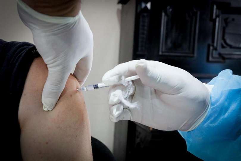 Una persona recibe una vacuna contra la covid-19. EFE
