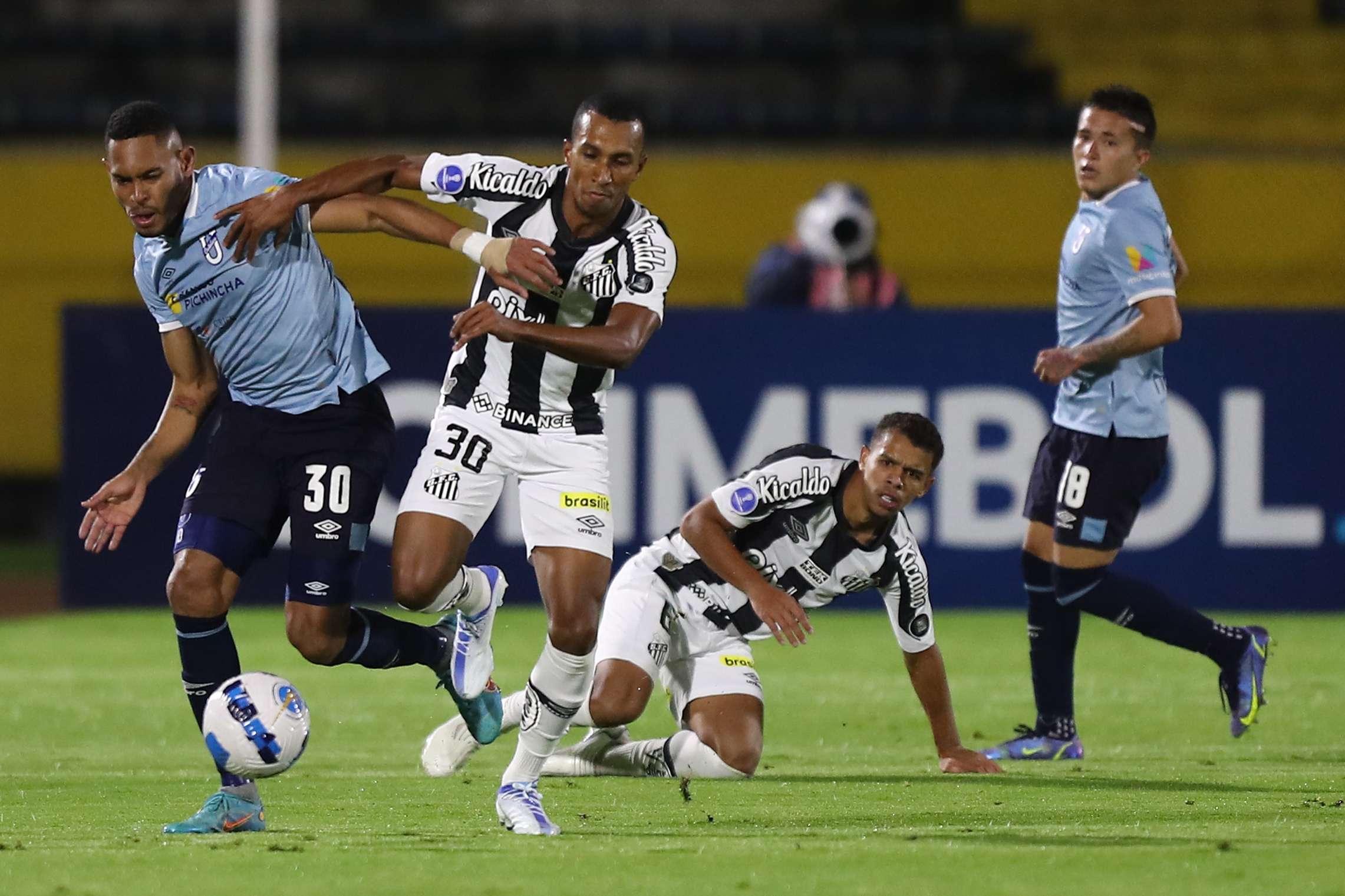 Ismael Díaz (i) de Católica disputa un balón con Lucas Braga de Santos. /Foto: EFE