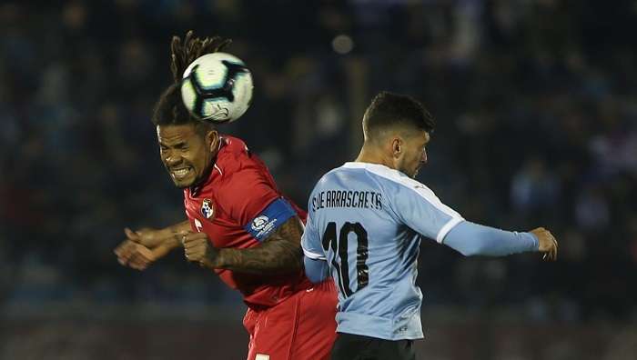 Giorgian de Arrascaeta (d) de Uruguay disputa un balón con Román Torres (c) de Panamá. /EFE