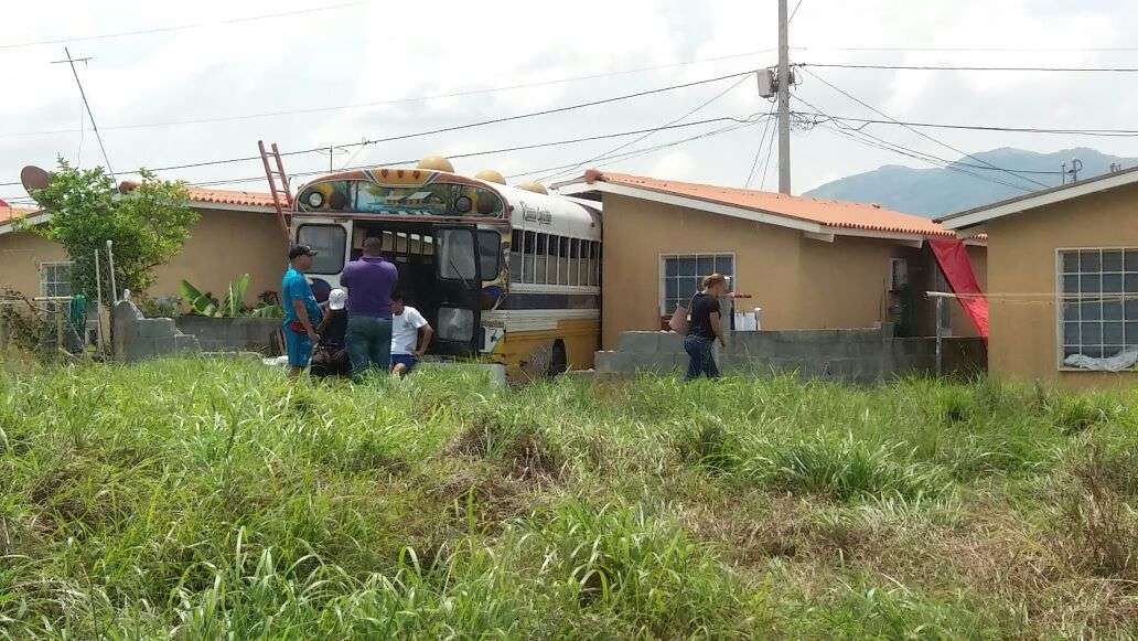 EL bus quedó estrellado contra una casa. Foto/@TraficoCPanama