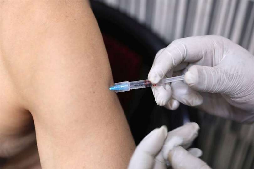 En la mayoría de los casos son necesarias dos dosis de una misma vacuna para estar plenamente inmunizado. EFE
