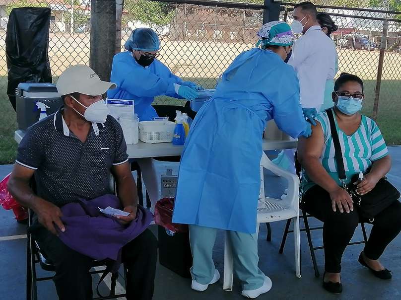 La efectividad de la vacuna ha quedado comprobada, porque las personas experimentaron síntomas parecidos a los de una gripe fuerte, pero las complicaciones graves fueron menores.