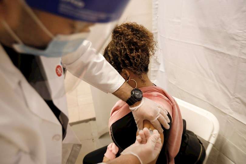 Una persona recibe una vacuna contra la covid-19 en Grand Central Terminal en Nueva York, en una fotografía de archivo. EFE