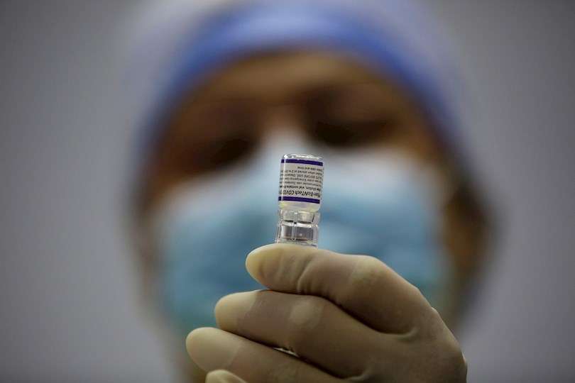 Fotografía de archivo en la que se registró a una enfermera al preparar una dosis de una vacuna contra la covid-19 del laboratorio Pfizer, en Ciudad de Panamá (Panamá). EFE