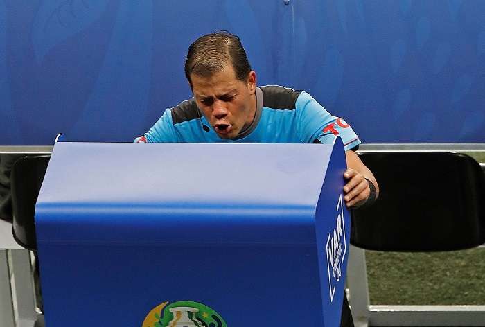 El árbitro Víctor Hugo Carrillo revisa el VAR, durante el partido Colombia-Paraguay./EFE