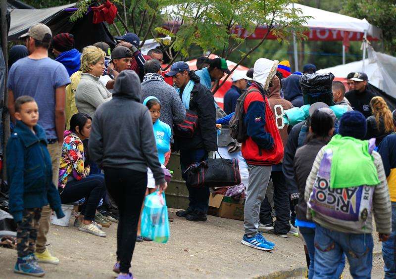  Cientos de emigrantes venezolanos que se hallaban a la intemperie fueron trasladados a refugios temporales en la parte norte de Quito (Ecuador). EFE