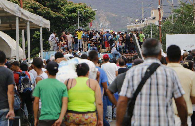 Cientos de venezolanos cruzan el Puente Internacional Simón Bolívar, que comunica al estado del Táchira con Cúcuta, para llegar hasta territorio colombiano. EFE/Archivo