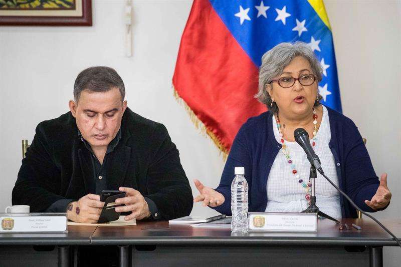 La presidenta del Consejo Nacional Electoral (CNE) de Venezuela, Tibisay Lucena (d), habla junto al Fiscal General del país, Tarek William Saab (i), durante una reunión con militares en Caracas (Venezuela). EFE