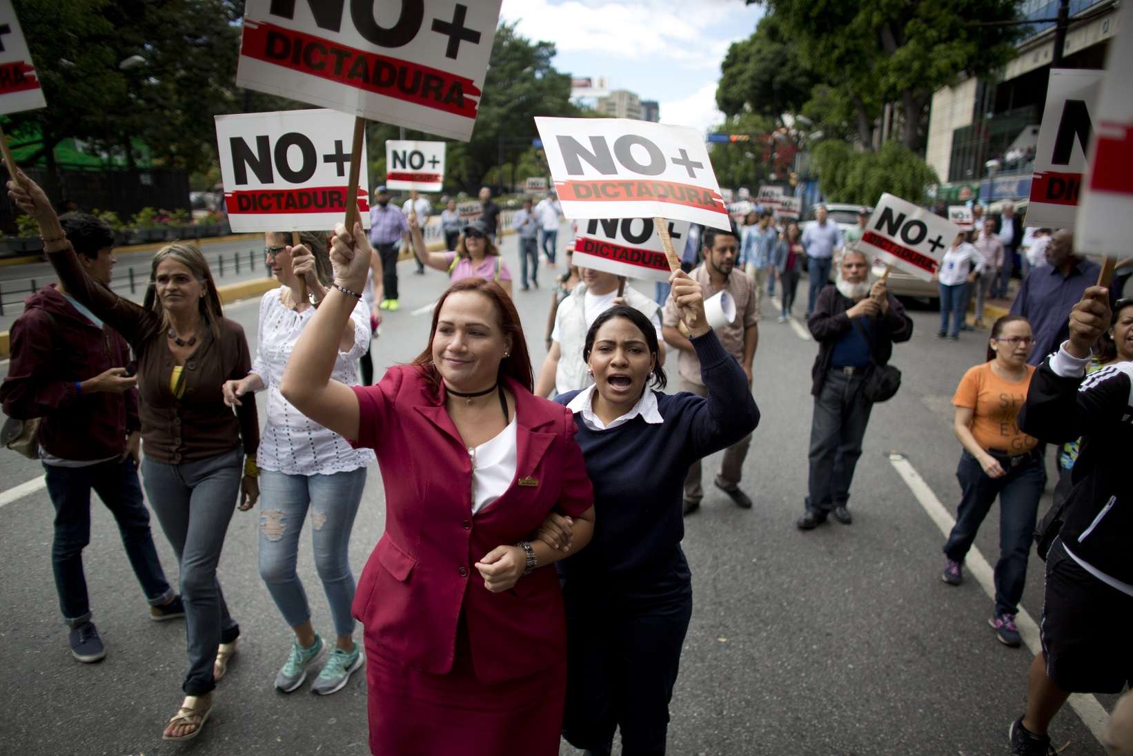 Las violentas manifestaciones callejeras estallaron la semana pasada después de que Guaido declarara durante una gran manifestación de la oposición en Caracas que había asumido los poderes presidenciales según la Constitución. AP