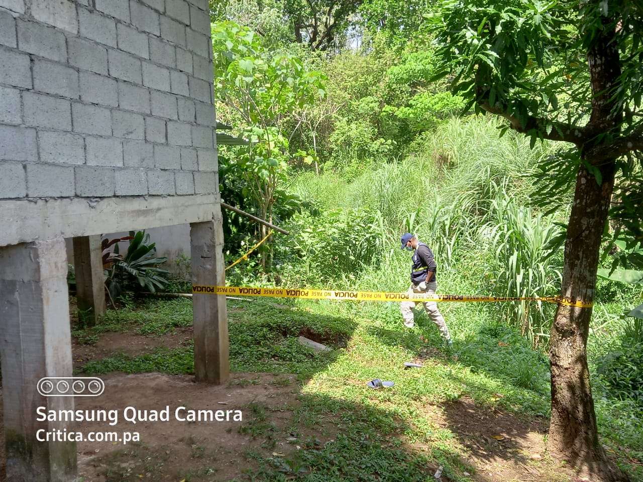 Localizaron el cadáver en un área de herbazales cerca de un río.  (Foto-Video: E. Santos)