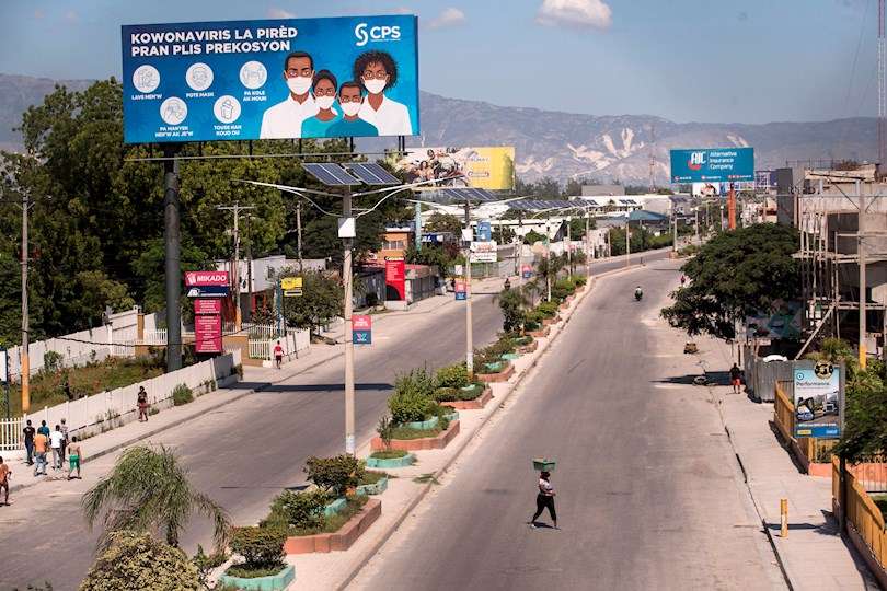 La vía al aeropuerto, muy transitada habitualmente, durante la primera jornada de huelga por la escasez de combustible y la inseguridad, hoy, en Puerto Príncipe (Haití). EFE