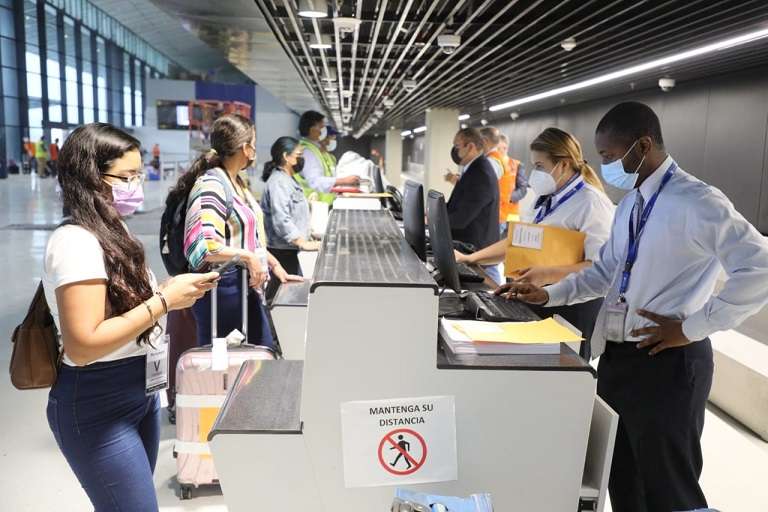 Viajeros realizando trámites en el Aeropuerto Internaconal de Tocumen.