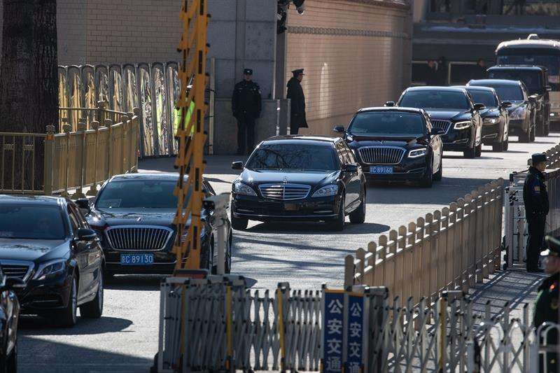 Un vehículo, que supuestamente lleva al líder norcoreano, Kim Jong-un, sale de la estación de tren hoy, en Beijing (China). EFE