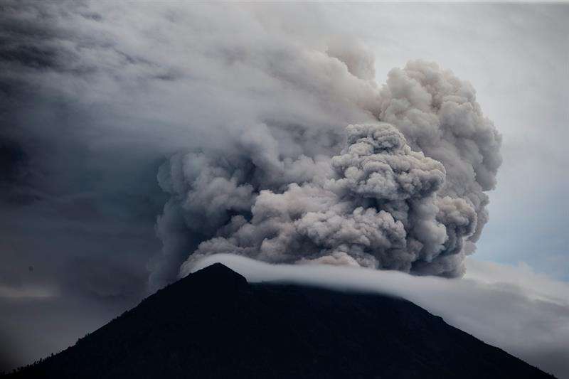 El volcán indonesio Agung arrojó hoy una nube de humo y gases y una lluvia de ceniza que cayó sobre los pueblos próximos a esa montaña que se levanta en el este de la turística isla de Bali. EFE