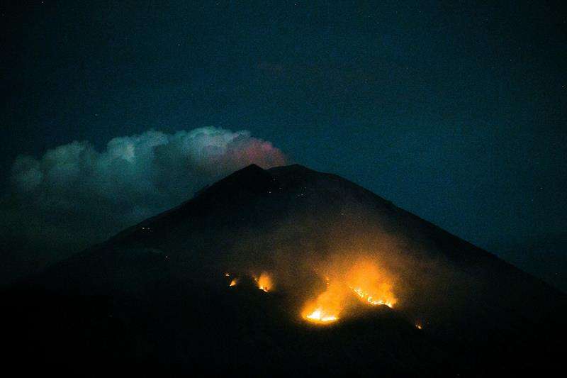  Vista de un incendio forestal en la ladera del volcán Agung tras una nueva erupción en Bali (Indonesia). EFE