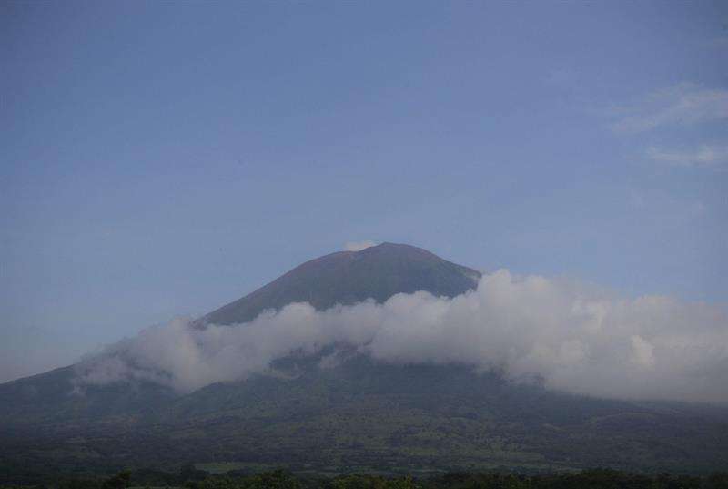 El volcán, ubicado en el oriental departamento de San Miguel y 138 kilómetros al este de la capital, incrementó su actividad desde el pasado 24 de diciembre. EFE