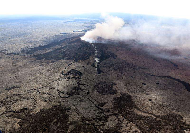 Vista de una fisura en la ladera occidental y el cráter derrumbado de Pu&#039;u &#039;O&#039;o, en la con lava del volcán Kilauea cerca de Pahoa, Hawai (Estados Unidos) ayer, 3 de mayo de 2018. Foto: EFE / Servicio Geológico de Estados Unidos (USGS)