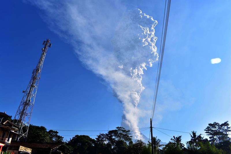 Vista de una columna de humo y cenizas que emana del volcán Merapi visto desde Sleman (Indonesia) este 11 de mayo. EFE