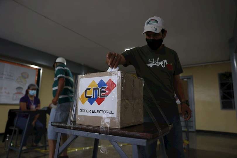 Un hombre ejerce su derecho al voto en un colegio electoral en Caracas, Venezuela, este domingo. EFE