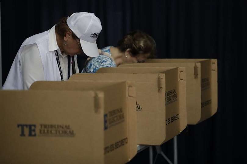 Personas votan en Ciudad de Panamá (Panamá). EFE