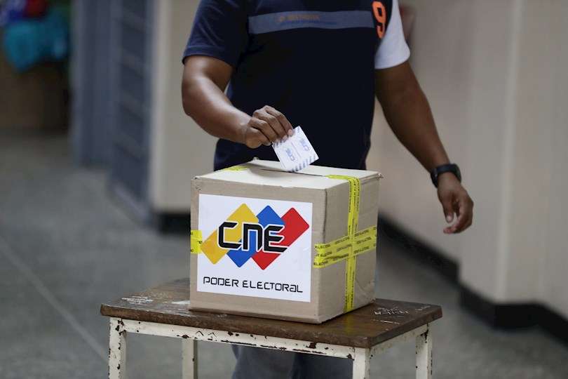 Un hombre ejerce su derecho al voto en un colegio electoral en Venezuela, el 21 de noviembre de 2021. EFE/