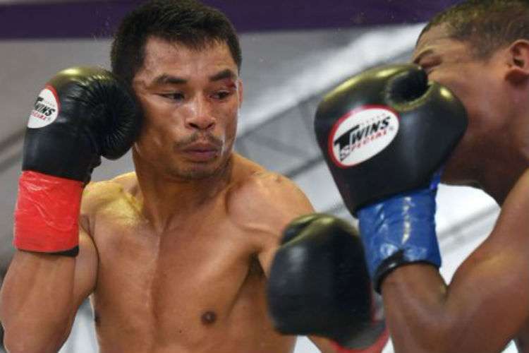Wanheng Menayothin (izq.) es el campeón mundial de las 105 libras del Consejo Mundial de Boxeo (CMB). 