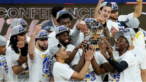 El equipo de Golden State Warriors con el trofeo de campeón de la Conferencia Oeste de la NBA. Foto: AP
