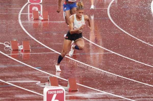 Gianna Woodruff durante su participación en las semifinales de los 400 metros con vallas de los Juegos Olímpicos de Tokio. Foto: COP