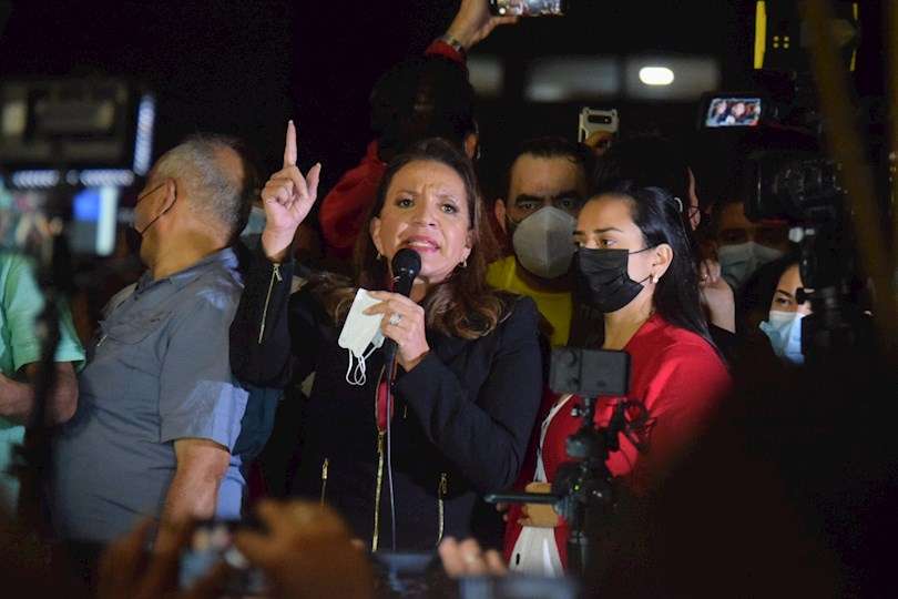 En la imagen aparece la presidenta electa de Honduras, Xiomara Castro (c). EFE